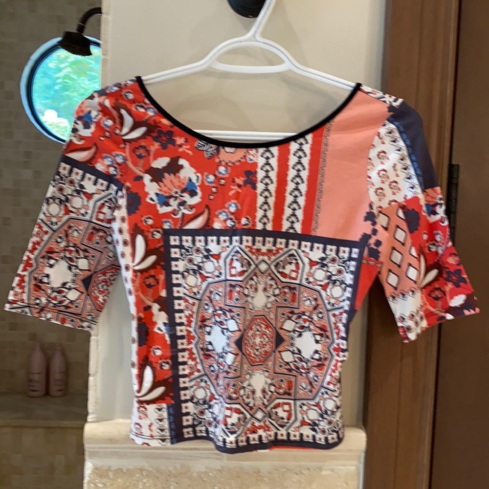 Ultra cute Guess mid sleeve top